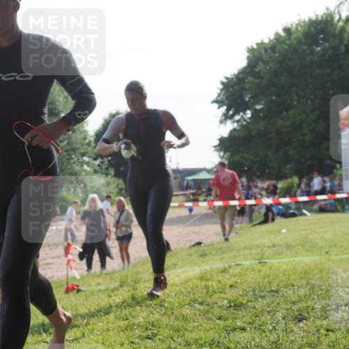 15.06.2025 - 27. Vierlanden-Triathlon KatJ http://msf.ph/oto/7986797 15.06.2025 09:02:01 Schwimmen 196, 206, 214 meine-sportfotos.de