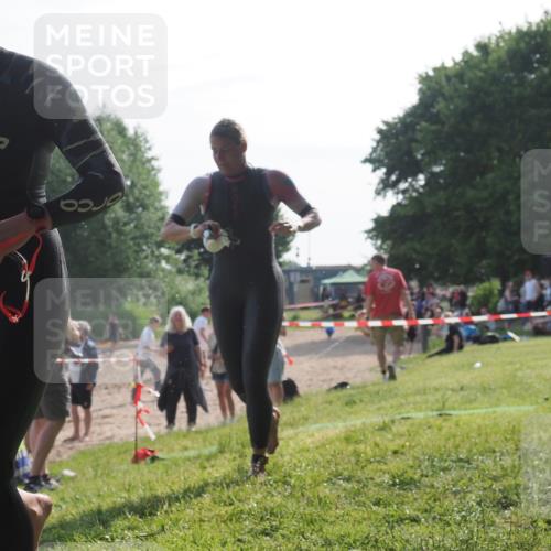 15.06.2025 - 27. Vierlanden-Triathlon KatJ http://msf.ph/oto/7986814 15.06.2025 09:02:02 Schwimmen 196, 206, 214 meine-sportfotos.de