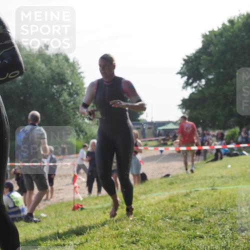 15.06.2025 - 27. Vierlanden-Triathlon KatJ http://msf.ph/oto/7986833 15.06.2025 09:02:02 Schwimmen 196, 206, 214 meine-sportfotos.de