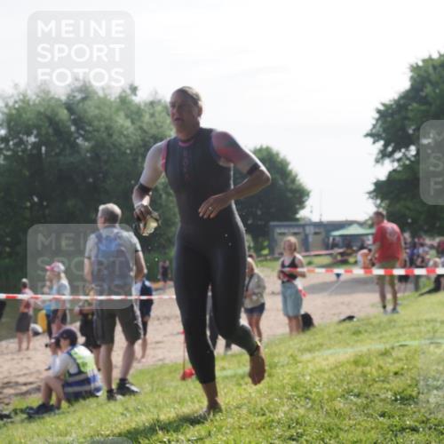 15.06.2025 - 27. Vierlanden-Triathlon KatJ http://msf.ph/oto/7986860 15.06.2025 09:02:02 Schwimmen 196, 206, 214 meine-sportfotos.de