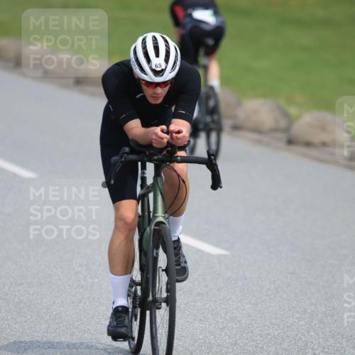15.06.2025 - 27. Vierlanden-Triathlon H.Heesch http://msf.ph/oto/7986864 15.06.2025 11:15:39 Radfahren 65, 147, 198, 531, 670, 729 meine-sportfotos.de