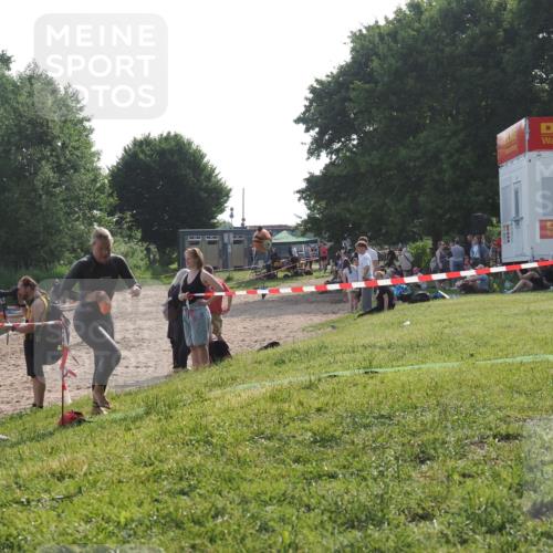 15.06.2025 - 27. Vierlanden-Triathlon KatJ http://msf.ph/oto/7986870 15.06.2025 09:02:38 Schwimmen 200, 246 meine-sportfotos.de