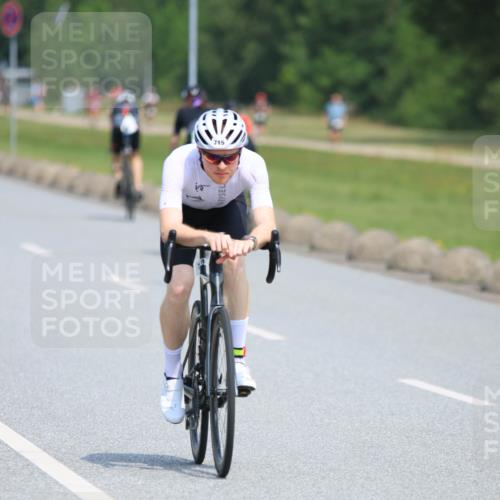 21.06.2025 - 27. Vierlanden-Triathlon H.Heesch http://msf.ph/oto/7986871 15.06.2025 11:35:01 Radfahren 662, 715 meine-sportfotos.de