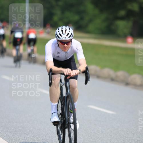 21.06.2025 - 27. Vierlanden-Triathlon H.Heesch http://msf.ph/oto/7986874 15.06.2025 11:35:01 Radfahren 662, 715 meine-sportfotos.de