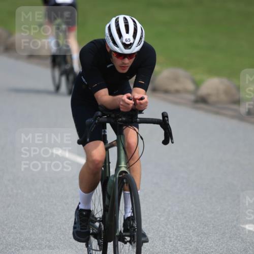 15.06.2025 - 27. Vierlanden-Triathlon H.Heesch http://msf.ph/oto/7986875 15.06.2025 11:15:39 Radfahren 65, 147, 198, 531, 670, 729 meine-sportfotos.de