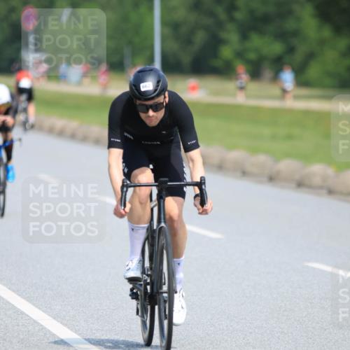 21.06.2025 - 27. Vierlanden-Triathlon H.Heesch http://msf.ph/oto/7986883 15.06.2025 11:35:05 Radfahren 662, 715 meine-sportfotos.de