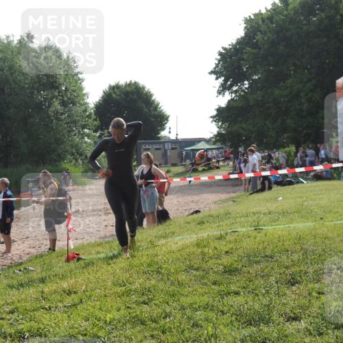 15.06.2025 - 27. Vierlanden-Triathlon KatJ http://msf.ph/oto/7986906 15.06.2025 09:02:39 Schwimmen 200, 223, 246 meine-sportfotos.de