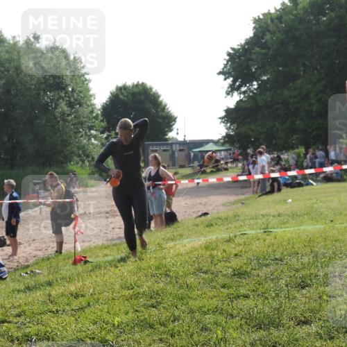 15.06.2025 - 27. Vierlanden-Triathlon KatJ http://msf.ph/oto/7986912 15.06.2025 09:02:39 Schwimmen 200, 223, 246 meine-sportfotos.de