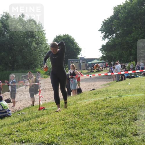 15.06.2025 - 27. Vierlanden-Triathlon KatJ http://msf.ph/oto/7986942 15.06.2025 09:02:39 Schwimmen 200, 223, 246 meine-sportfotos.de
