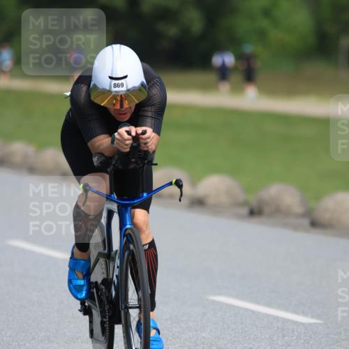 21.06.2025 - 27. Vierlanden-Triathlon H.Heesch http://msf.ph/oto/7986946 15.06.2025 11:35:07 Radfahren 662 meine-sportfotos.de