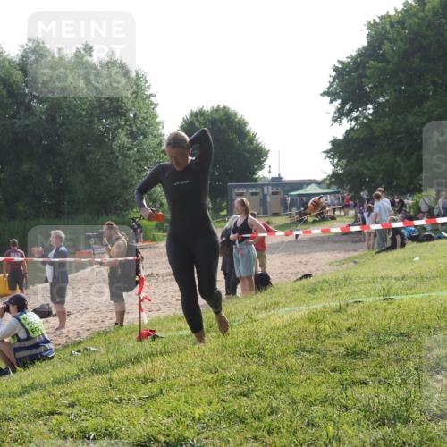 15.06.2025 - 27. Vierlanden-Triathlon KatJ http://msf.ph/oto/7986949 15.06.2025 09:02:39 Schwimmen 200, 223, 246 meine-sportfotos.de