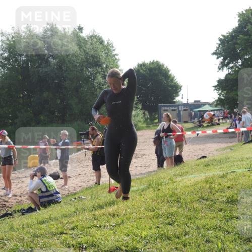 15.06.2025 - 27. Vierlanden-Triathlon KatJ http://msf.ph/oto/7986959 15.06.2025 09:02:40 Schwimmen 200, 223, 246 meine-sportfotos.de