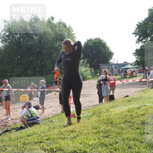 15.06.2025 - 27. Vierlanden-Triathlon KatJ http://msf.ph/oto/7986963 15.06.2025 09:02:40 Schwimmen 200, 223, 246 meine-sportfotos.de