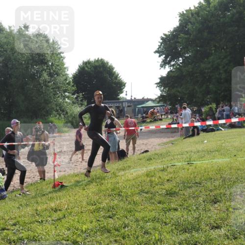 15.06.2025 - 27. Vierlanden-Triathlon KatJ http://msf.ph/oto/7986994 15.06.2025 09:02:45 Schwimmen 200, 210, 223, 246 meine-sportfotos.de
