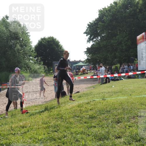 15.06.2025 - 27. Vierlanden-Triathlon KatJ http://msf.ph/oto/7987019 15.06.2025 09:02:45 Schwimmen 200, 210, 223, 246 meine-sportfotos.de