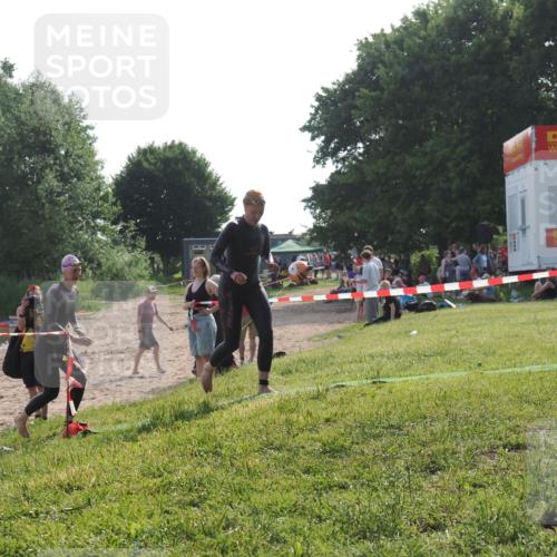 15.06.2025 - 27. Vierlanden-Triathlon KatJ http://msf.ph/oto/7987024 15.06.2025 09:02:45 Schwimmen 200, 210, 223, 246 meine-sportfotos.de