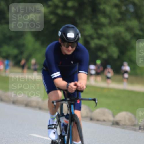 21.06.2025 - 27. Vierlanden-Triathlon H.Heesch http://msf.ph/oto/7987035 15.06.2025 11:35:36 Radfahren 705, 903 meine-sportfotos.de