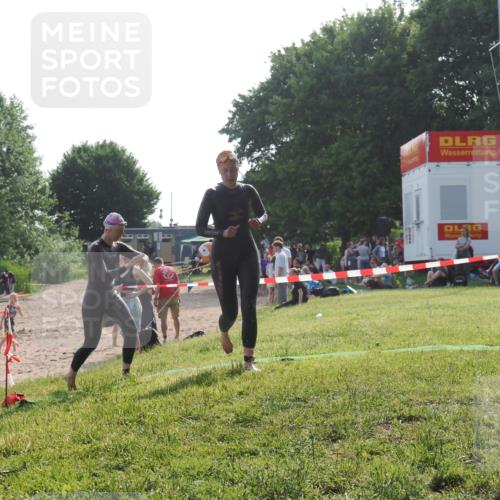 15.06.2025 - 27. Vierlanden-Triathlon KatJ http://msf.ph/oto/7987047 15.06.2025 09:02:46 Schwimmen 200, 210, 223, 246 meine-sportfotos.de
