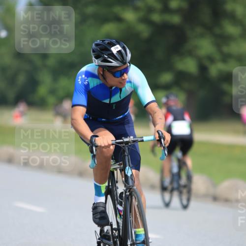 21.06.2025 - 27. Vierlanden-Triathlon H.Heesch http://msf.ph/oto/7987056 15.06.2025 11:35:47 Radfahren 70, 676, 735, 736 meine-sportfotos.de