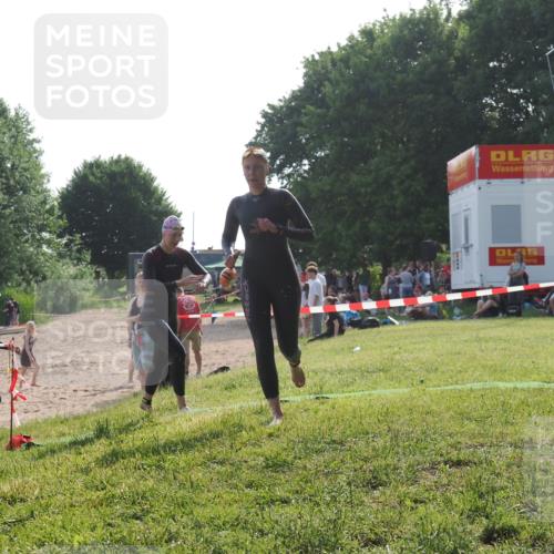 15.06.2025 - 27. Vierlanden-Triathlon KatJ http://msf.ph/oto/7987060 15.06.2025 09:02:46 Schwimmen 200, 210, 223, 246 meine-sportfotos.de