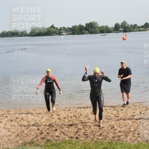 21.06.2025 - 27. Vierlanden-Triathlon MichiJ http://msf.ph/oto/7987118 15.06.2026 09:12:02 Schwimmen 201, 215, 229 meine-sportfotos.de