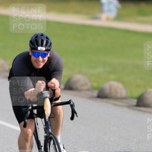 15.06.2025 - 27. Vierlanden-Triathlon H.Heesch http://msf.ph/oto/7987164 15.06.2025 09:09:37 Radfahren 30, 196 meine-sportfotos.de