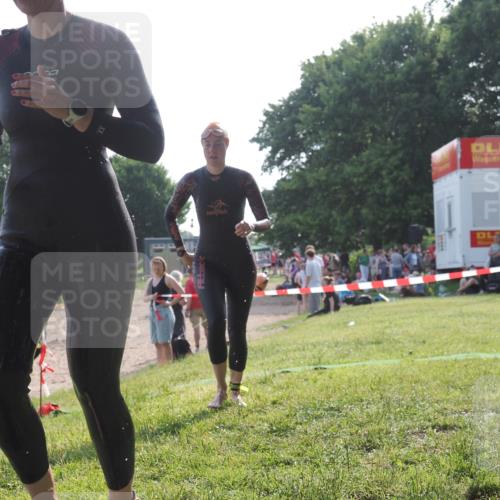 15.06.2025 - 27. Vierlanden-Triathlon KatJ http://msf.ph/oto/7987182 15.06.2025 09:02:50 Schwimmen 200, 210, 223 meine-sportfotos.de
