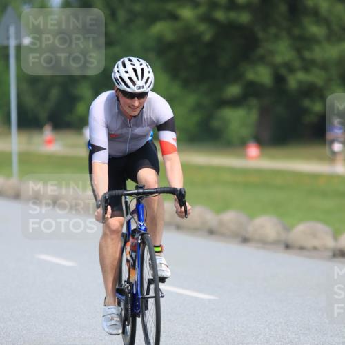 21.06.2025 - 27. Vierlanden-Triathlon H.Heesch http://msf.ph/oto/7987192 15.06.2025 11:36:47 Radfahren 123, 688, 749 meine-sportfotos.de
