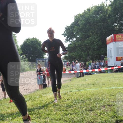 15.06.2025 - 27. Vierlanden-Triathlon KatJ http://msf.ph/oto/7987196 15.06.2025 09:02:50 Schwimmen 200, 210, 223 meine-sportfotos.de