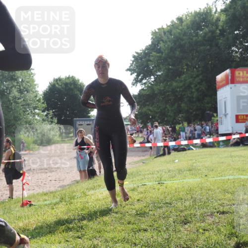 15.06.2025 - 27. Vierlanden-Triathlon KatJ http://msf.ph/oto/7987209 15.06.2025 09:02:50 Schwimmen 200, 210, 223 meine-sportfotos.de