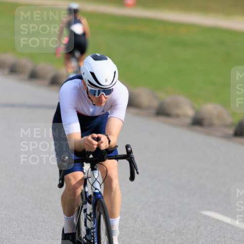 15.06.2025 - 27. Vierlanden-Triathlon H.Heesch http://msf.ph/oto/7987211 15.06.2025 09:10:08 Radfahren 8 meine-sportfotos.de