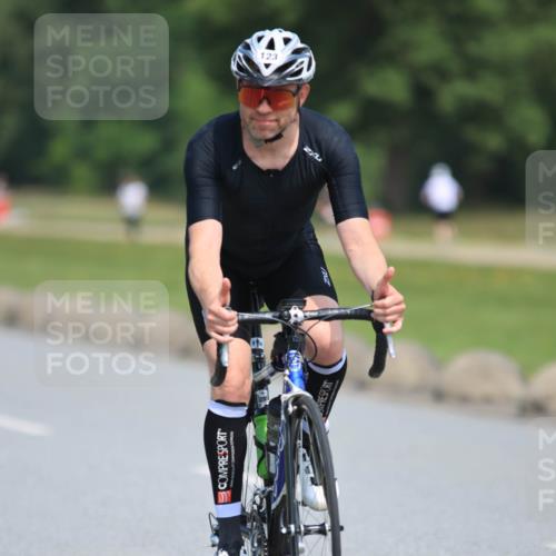 21.06.2025 - 27. Vierlanden-Triathlon H.Heesch http://msf.ph/oto/7987230 15.06.2025 11:36:52 Radfahren 123, 642 meine-sportfotos.de