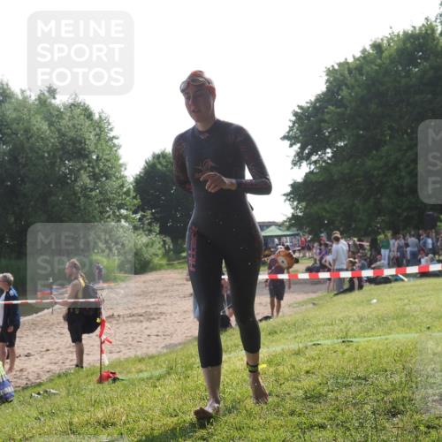 15.06.2025 - 27. Vierlanden-Triathlon KatJ http://msf.ph/oto/7987231 15.06.2025 09:02:50 Schwimmen 200, 210, 223 meine-sportfotos.de