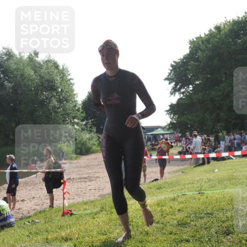 15.06.2025 - 27. Vierlanden-Triathlon KatJ http://msf.ph/oto/7987239 15.06.2025 09:02:51 Schwimmen 200, 210, 223 meine-sportfotos.de
