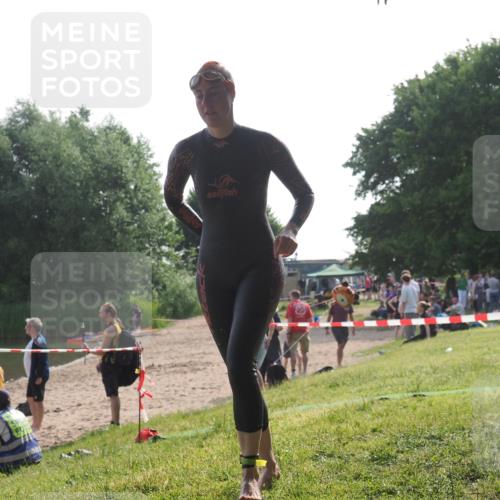 15.06.2025 - 27. Vierlanden-Triathlon KatJ http://msf.ph/oto/7987256 15.06.2025 09:02:51 Schwimmen 200, 210, 223 meine-sportfotos.de