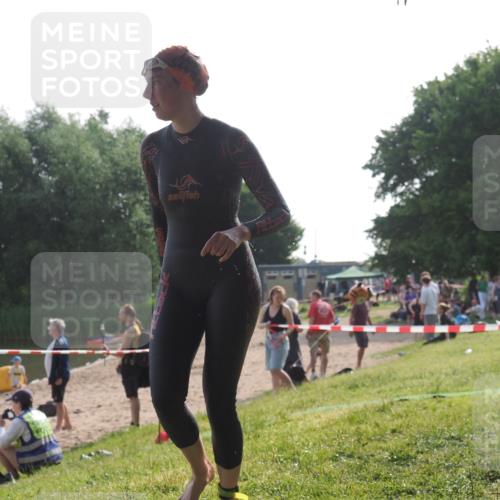 15.06.2025 - 27. Vierlanden-Triathlon KatJ http://msf.ph/oto/7987285 15.06.2025 09:02:51 Schwimmen 200, 210, 223 meine-sportfotos.de
