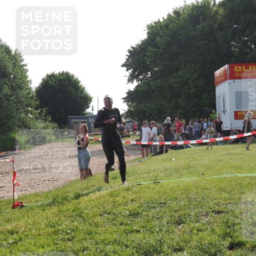 15.06.2025 - 27. Vierlanden-Triathlon KatJ http://msf.ph/oto/7987293 15.06.2025 09:03:10 Schwimmen 219, 248 meine-sportfotos.de