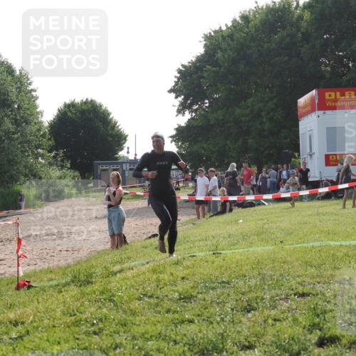 15.06.2025 - 27. Vierlanden-Triathlon KatJ http://msf.ph/oto/7987305 15.06.2025 09:03:11 Schwimmen 219, 248 meine-sportfotos.de
