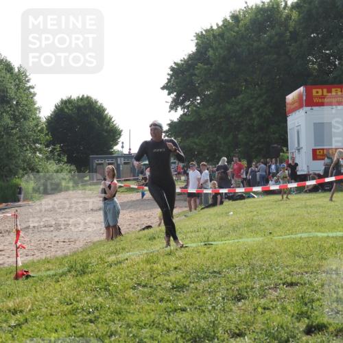 15.06.2025 - 27. Vierlanden-Triathlon KatJ http://msf.ph/oto/7987312 15.06.2025 09:03:11 Schwimmen 219, 248 meine-sportfotos.de