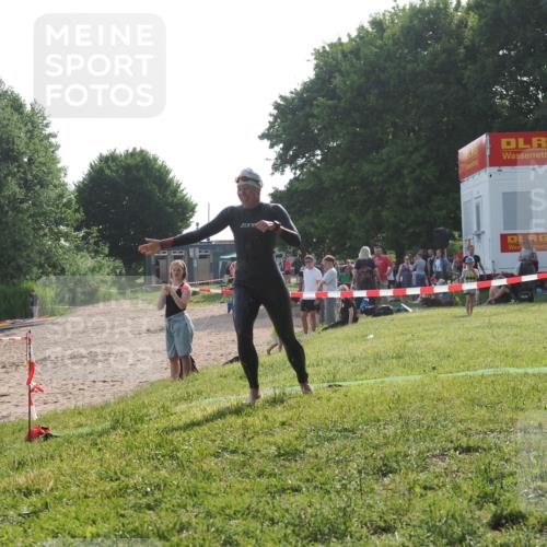 15.06.2025 - 27. Vierlanden-Triathlon KatJ http://msf.ph/oto/7987336 15.06.2025 09:03:11 Schwimmen 219, 248 meine-sportfotos.de