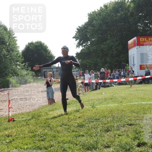 15.06.2025 - 27. Vierlanden-Triathlon KatJ http://msf.ph/oto/7987341 15.06.2025 09:03:11 Schwimmen 219, 248 meine-sportfotos.de