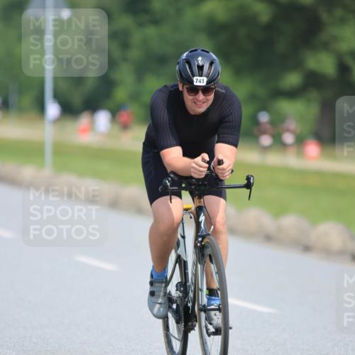 21.06.2025 - 27. Vierlanden-Triathlon H.Heesch http://msf.ph/oto/7987342 15.06.2025 11:37:19 Radfahren 741 meine-sportfotos.de