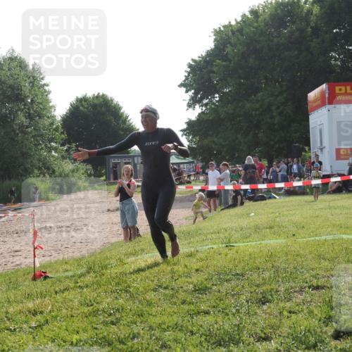 15.06.2025 - 27. Vierlanden-Triathlon KatJ http://msf.ph/oto/7987350 15.06.2025 09:03:11 Schwimmen 219, 248 meine-sportfotos.de