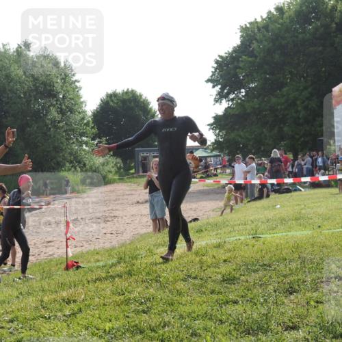 15.06.2025 - 27. Vierlanden-Triathlon KatJ http://msf.ph/oto/7987361 15.06.2025 09:03:12 Schwimmen 219, 248 meine-sportfotos.de