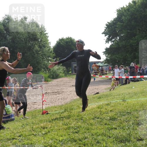 15.06.2025 - 27. Vierlanden-Triathlon KatJ http://msf.ph/oto/7987367 15.06.2025 09:03:12 Schwimmen 219, 248 meine-sportfotos.de