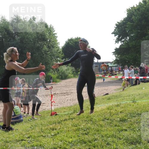 15.06.2025 - 27. Vierlanden-Triathlon KatJ http://msf.ph/oto/7987372 15.06.2025 09:03:12 Schwimmen 219, 248 meine-sportfotos.de