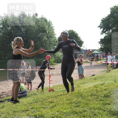 15.06.2025 - 27. Vierlanden-Triathlon KatJ http://msf.ph/oto/7987382 15.06.2025 09:03:12 Schwimmen 219, 248 meine-sportfotos.de