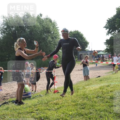15.06.2025 - 27. Vierlanden-Triathlon KatJ http://msf.ph/oto/7987384 15.06.2025 09:03:12 Schwimmen 219, 248 meine-sportfotos.de
