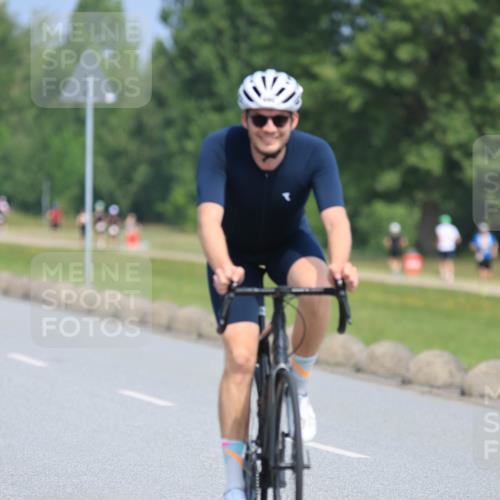 21.06.2025 - 27. Vierlanden-Triathlon H.Heesch http://msf.ph/oto/7987395 15.06.2025 11:37:31 Radfahren 90, 686, 727 meine-sportfotos.de