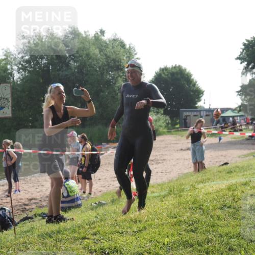 15.06.2025 - 27. Vierlanden-Triathlon KatJ http://msf.ph/oto/7987397 15.06.2025 09:03:12 Schwimmen 219, 248 meine-sportfotos.de